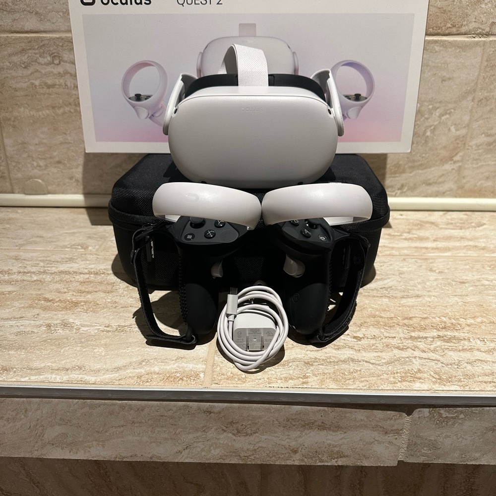 Oculus Quest 2 VR Headset - w/ golf stick controller handle and case VR case